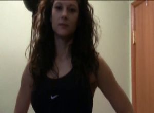 После пробежки девушка даёт трахнуть себя в зад